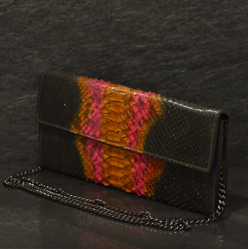 Ralph Gladen Schlangenleder Clutch mit Kette aus Python-Leder in grau / multi