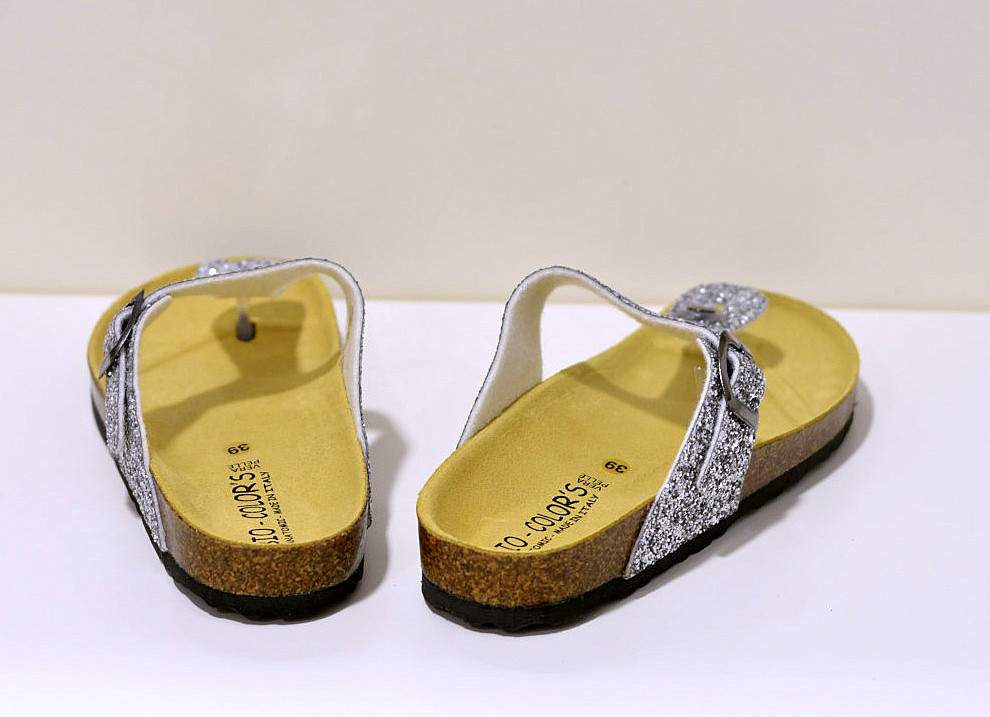 Bio Color´s Damensandale Zehentrenner mit silber glizernder Oberfläche 