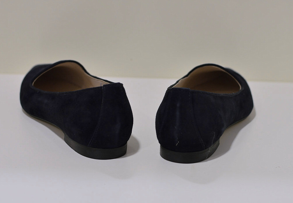 Gianluca Pisati Ballerina mit spitz zulaufender Form aus Wildleder in blau 