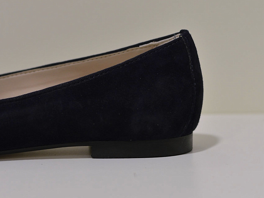 Gianluca Pisati Ballerina mit spitz zulaufender Form aus Wildleder in blau 