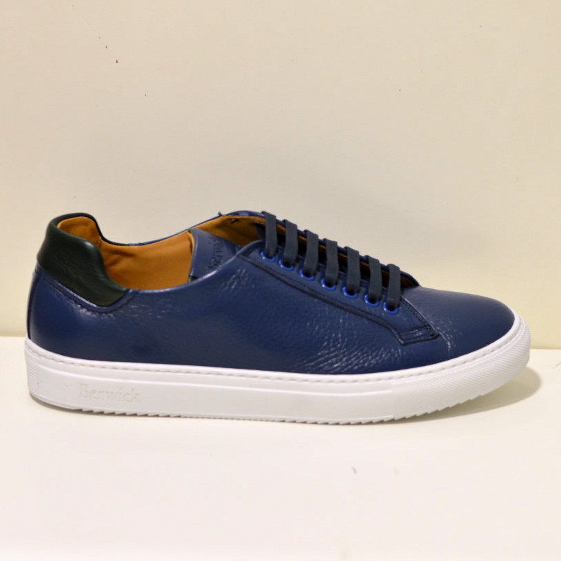 Berwick 1707 edle handgefertigter Sneaker aus Hirschleder Sky blau mit Akzenten D571