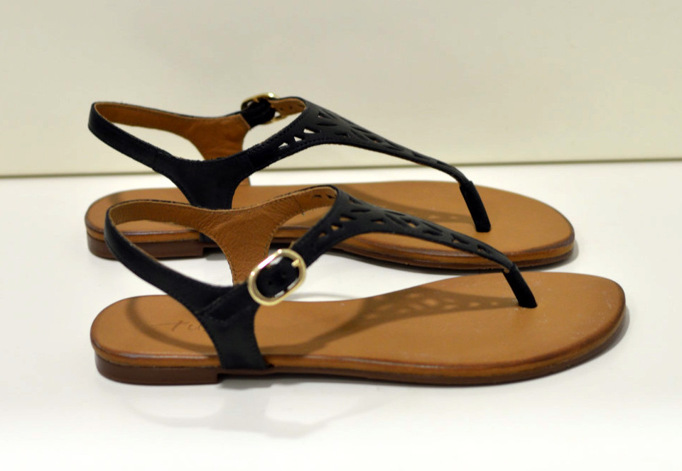   Tube Zehensandalen mit Riemchen aus Leder in schwarz mit Lochmuster