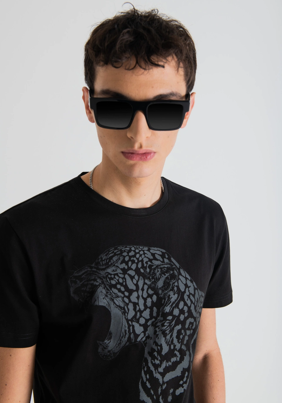 Antony Morato T-SHIRT SLIM FIT AUS REINER BAUMWOLLE MIT PRINT AUF DER VORDERSEITE in schwarz 