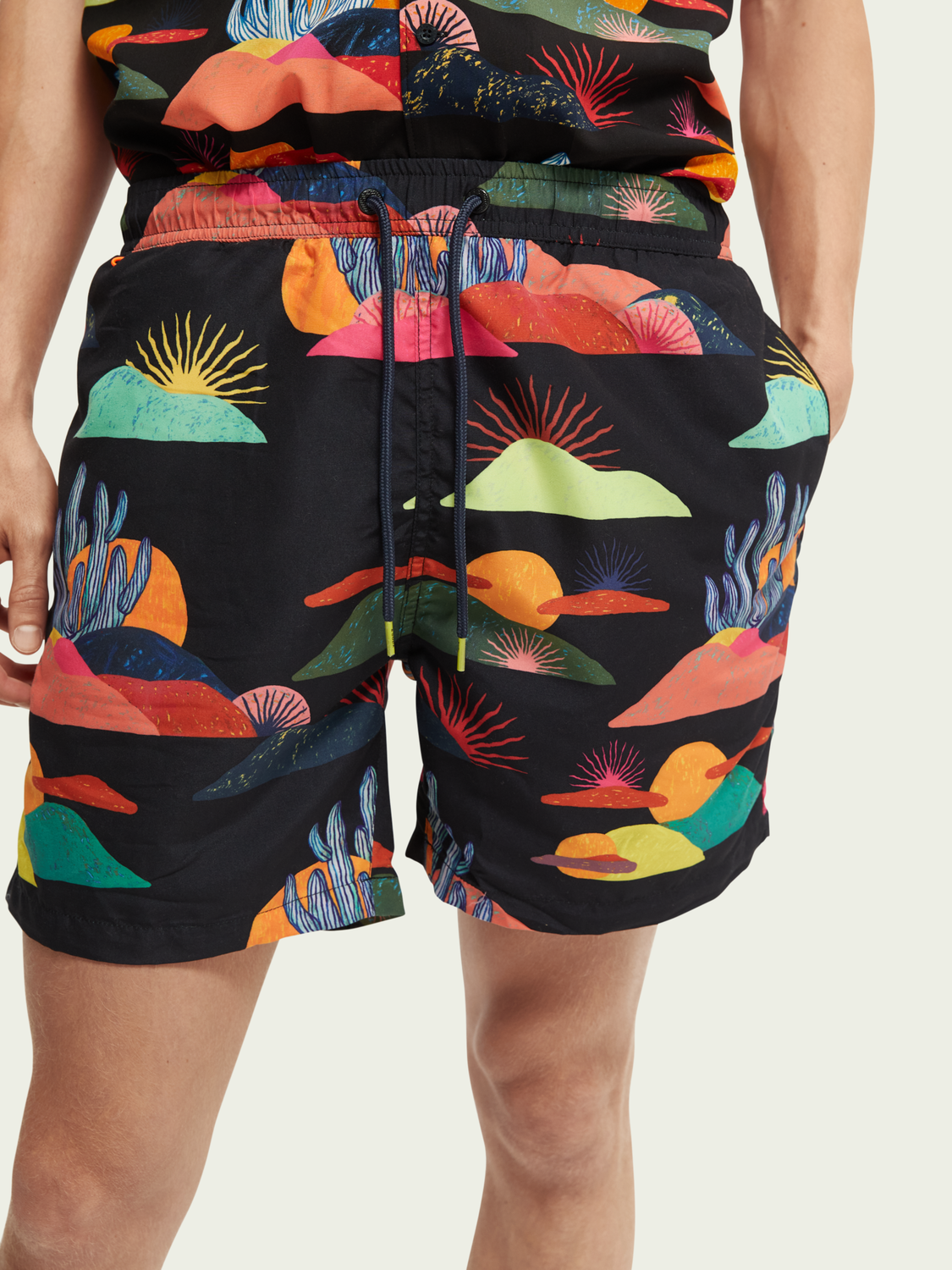 Scotch&Soda Abel Macias Badeshorts mit Print in schwarz