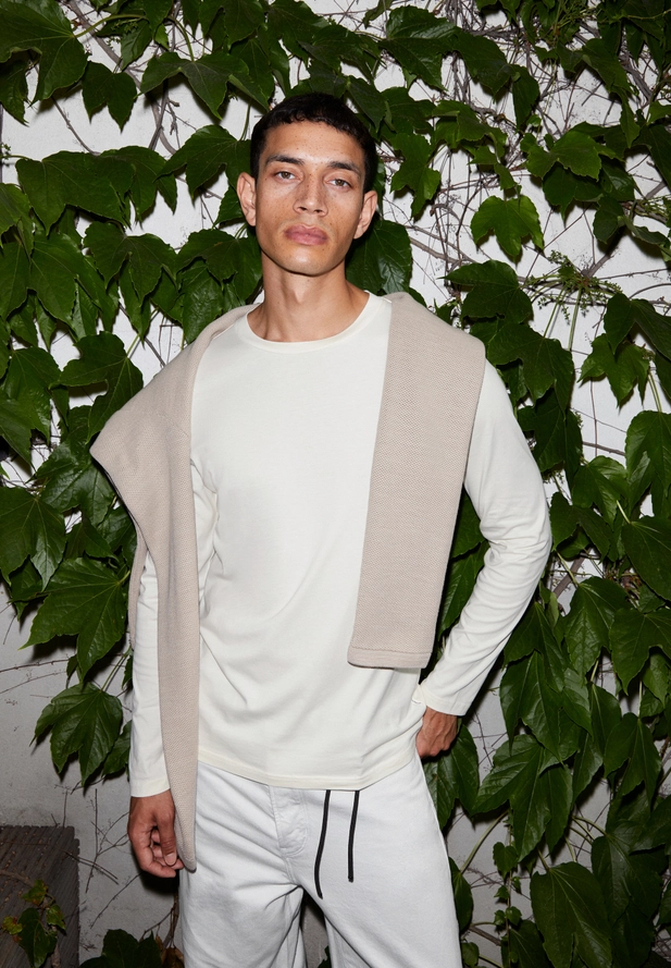 Armedangels JAANONO Longsleeve Slim Fit aus Bio-Baumwolle in white Armedangels JAANONO Longsleeve Slim Fit aus Bio-Baumwolle in white