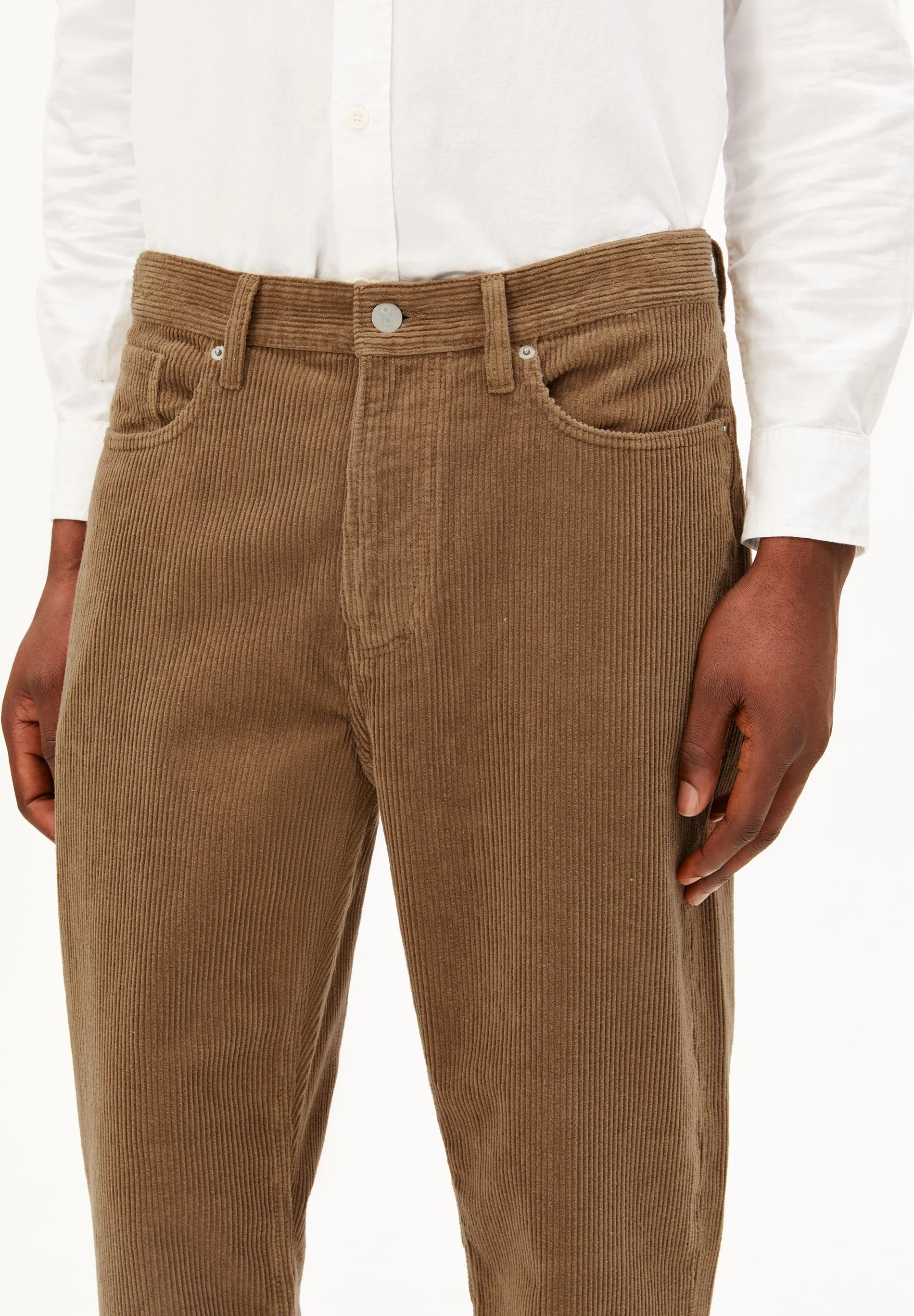 Armedangels MAAKX CORDHOSE aus 100% Bio-Baumwolle in amberwood