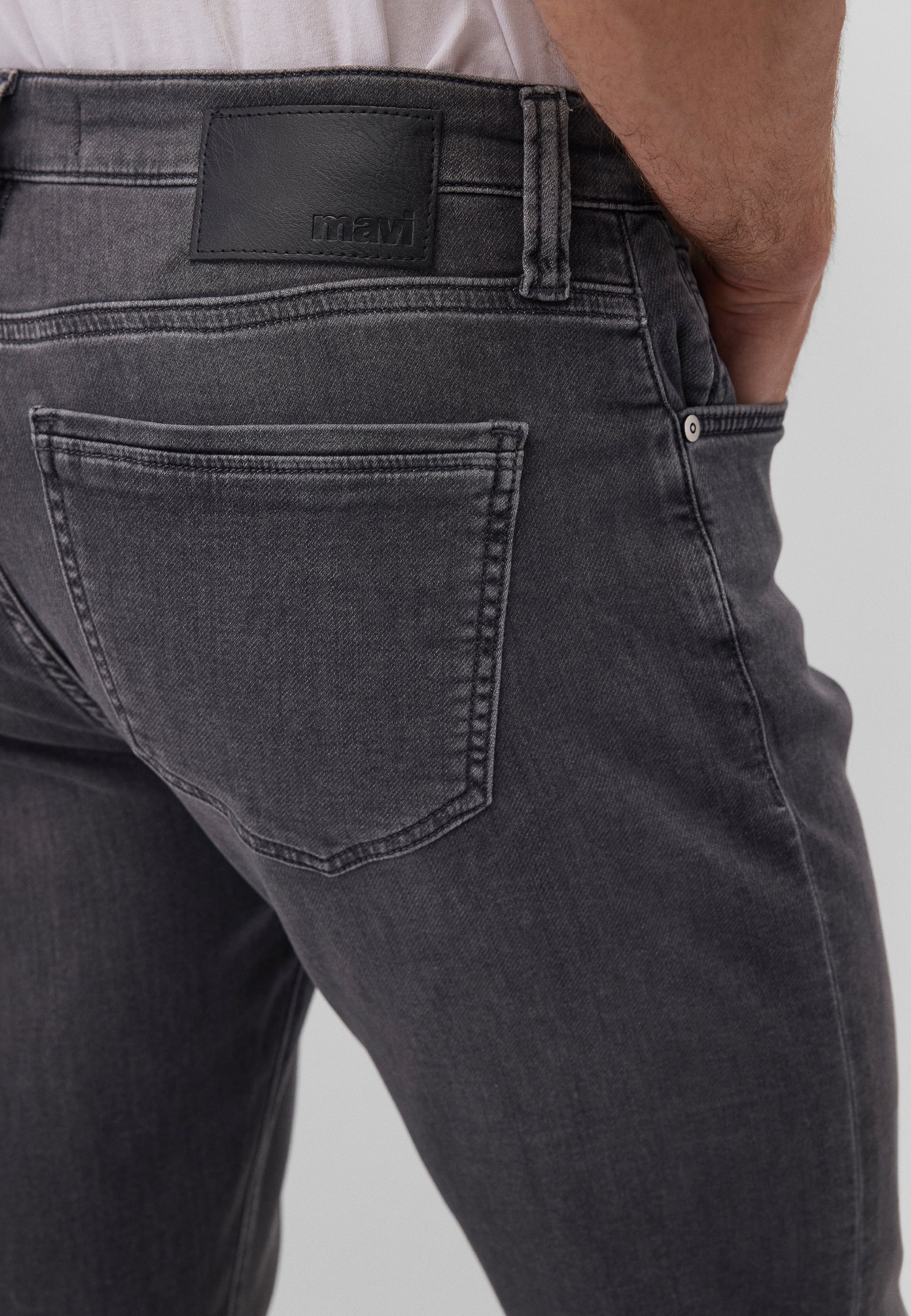 Mavi Jeans MARCUS | Slim Straight Leg, Zip Fly Smoke Brushed Sporty