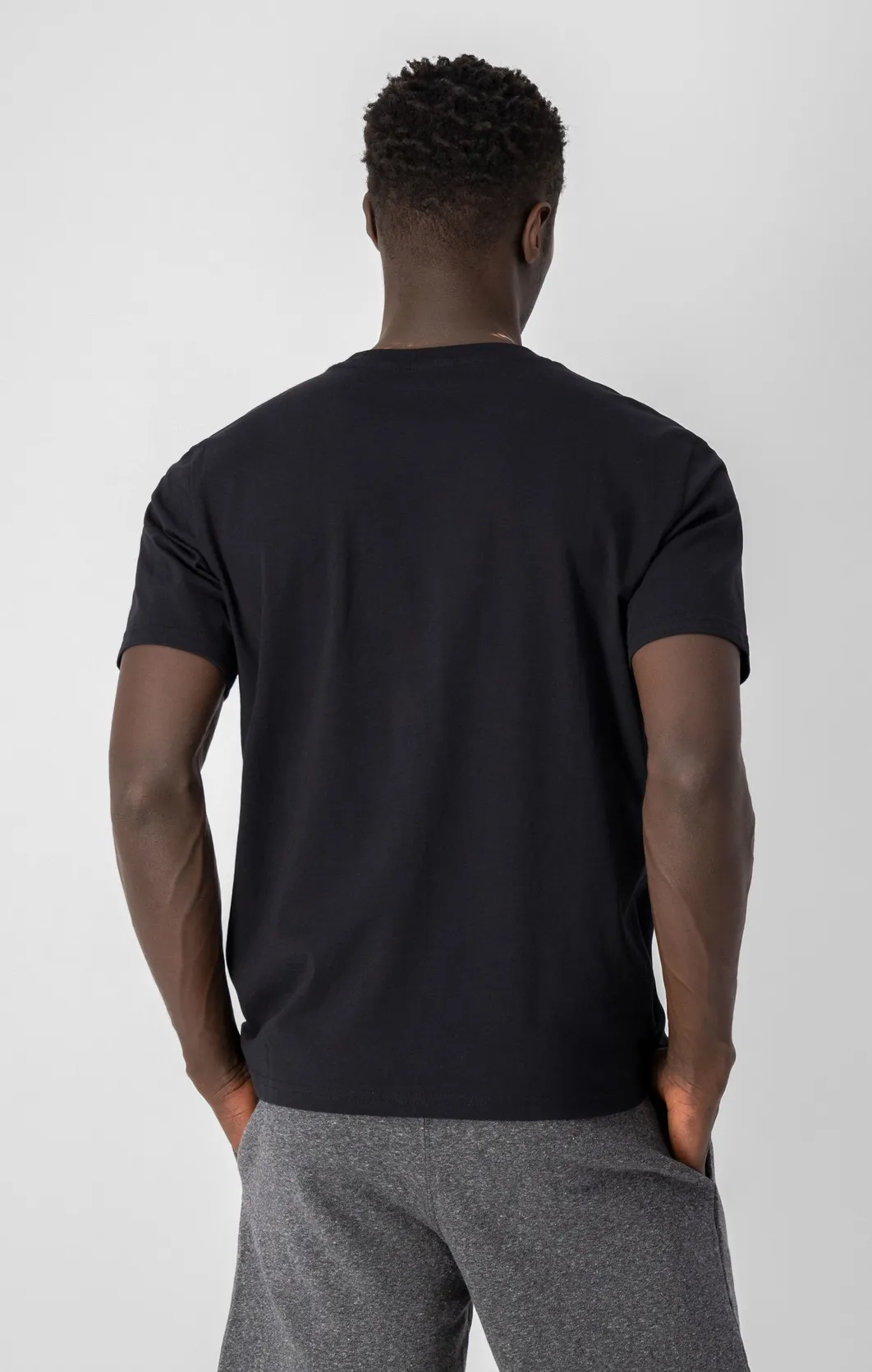 Champion Leichtes Baumwoll-T-Shirt mit kleinem Logo-Schriftzug in schwarz Champion Leichtes Baumwoll-T-Shirt mit kleinem Logo-Schriftzug in schwarz