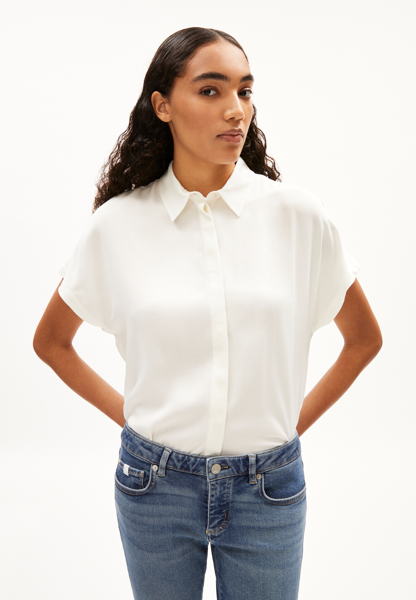 Armedangels LARISAANA Bluse Relaxed Fit aus LENZING™ ECOVERO™ Viskose in off white Armedangels LARISAANA Bluse Relaxed Fit aus LENZING™ ECOVERO™ Viskose in off white