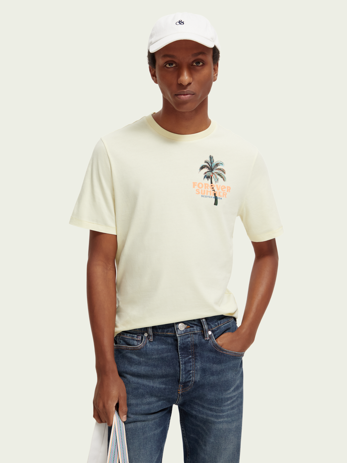 Scotch&Soda Artwork crewneck T-Shirt aus Bio-Baumwolle in Banana Scotch&Soda Artwork crewneck T-Shirt aus Bio-Baumwolle in Banana