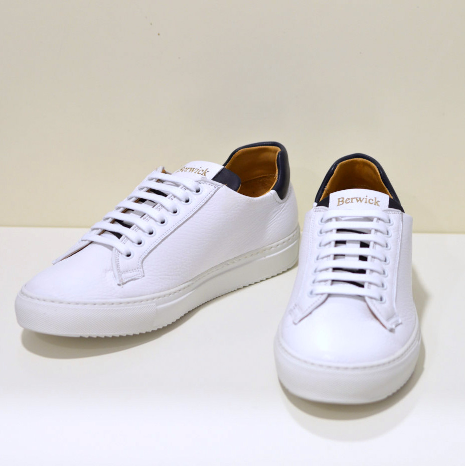 Berwick 1707 edle handgefertigter Sneaker aus Hirschleder Weiß mit blauen Akzenten D571