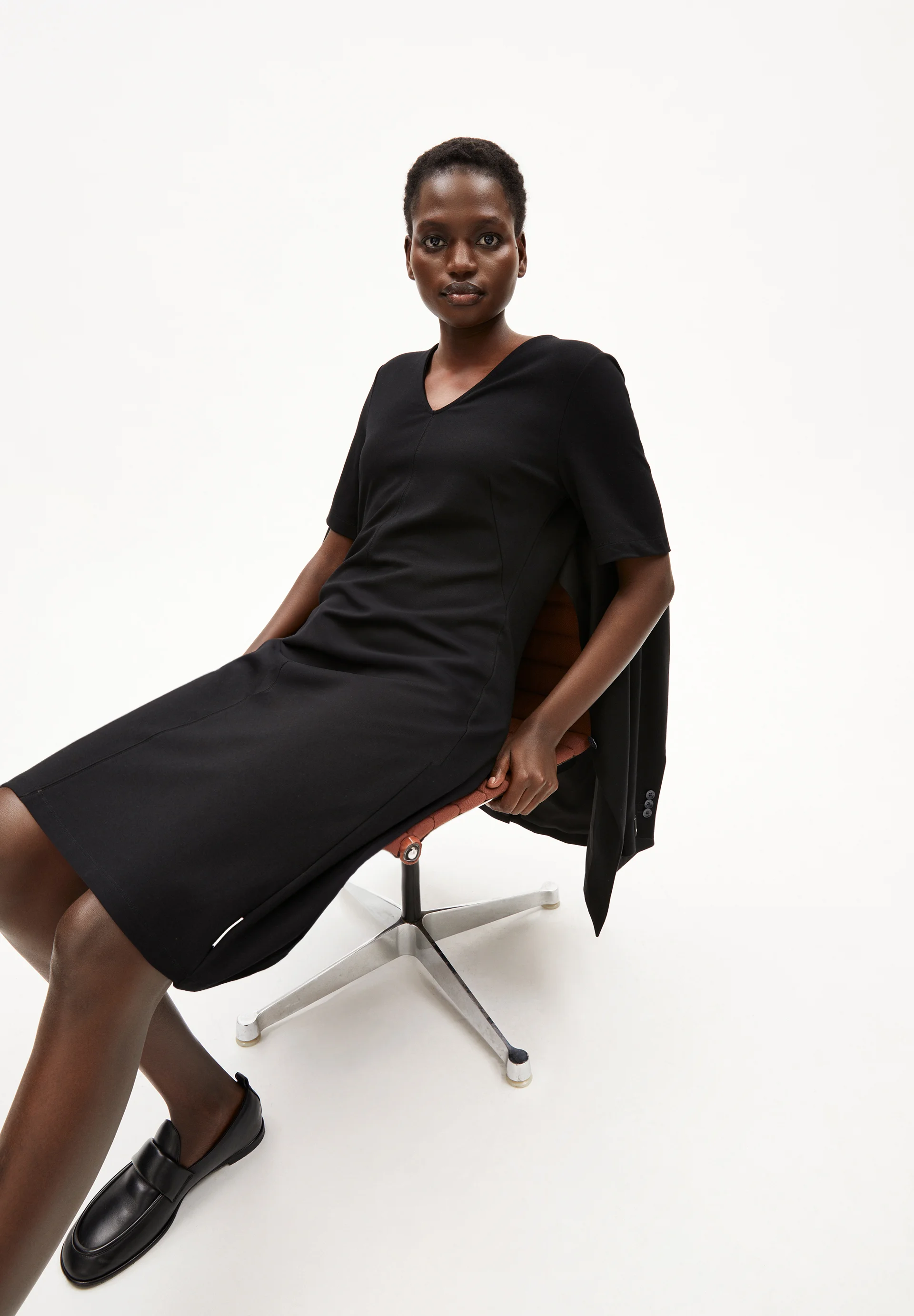 Armedangels LESJAA Jerseykleid aus LENZING™ ECOVERO™ Viskose Mix in schwarz Armedangels LESJAA Jerseykleid aus LENZING™ ECOVERO™ Viskose Mix in schwarz