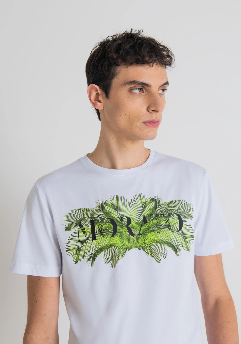 Antony Morato T-SHIRT SLIM FIT MIT PALMEN-PRINT in weiß Antony Morato T-SHIRT SLIM FIT MIT PALMEN-PRINT in weiß
