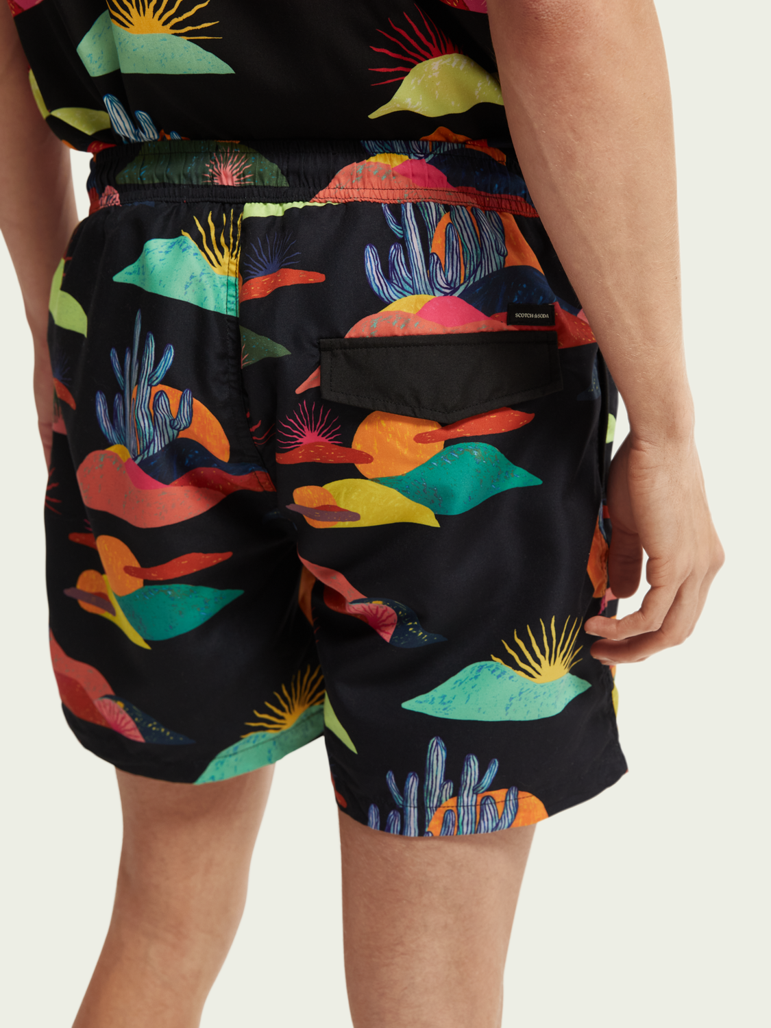 Scotch&Soda Abel Macias Badeshorts mit Print in schwarz