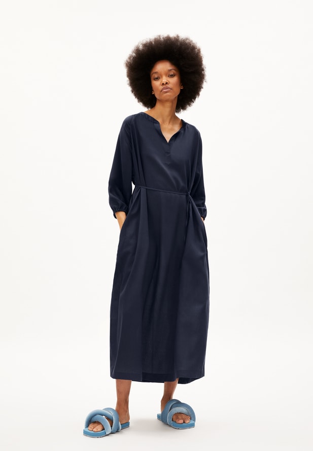 Armedangels MADITHAA Webkleid Oversized Fit aus TENCEL™ Lyocell in blaua Armedangels MADITHAA Webkleid Oversized Fit aus TENCEL™ Lyocell in blaua