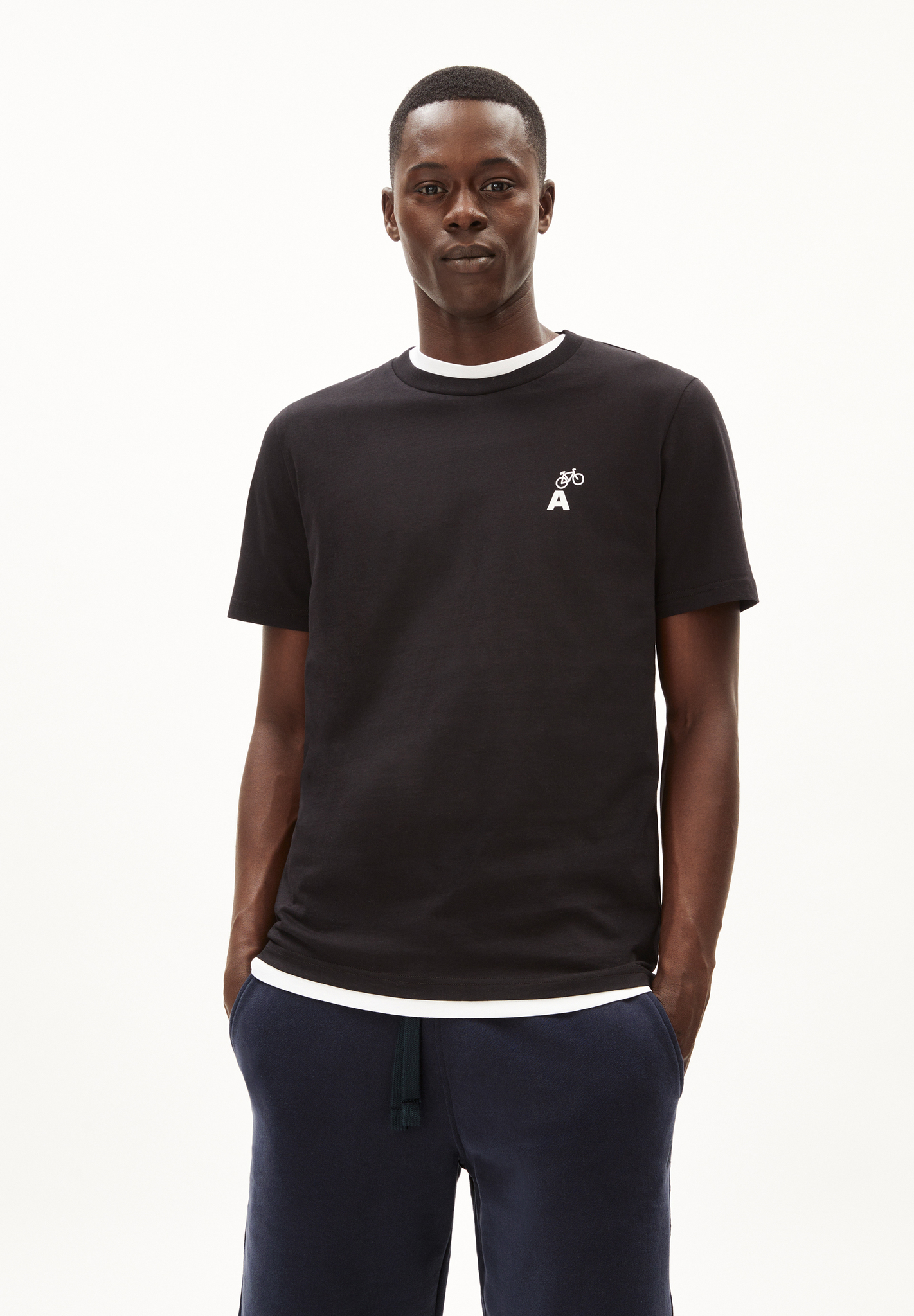 Armedangels JAAMES FLOWAA T-Shirt Regular Fit aus Bio-Baumwolle in schwarz Armedangels JAAMES FLOWAA T-Shirt Regular Fit aus Bio-Baumwolle in schwarz