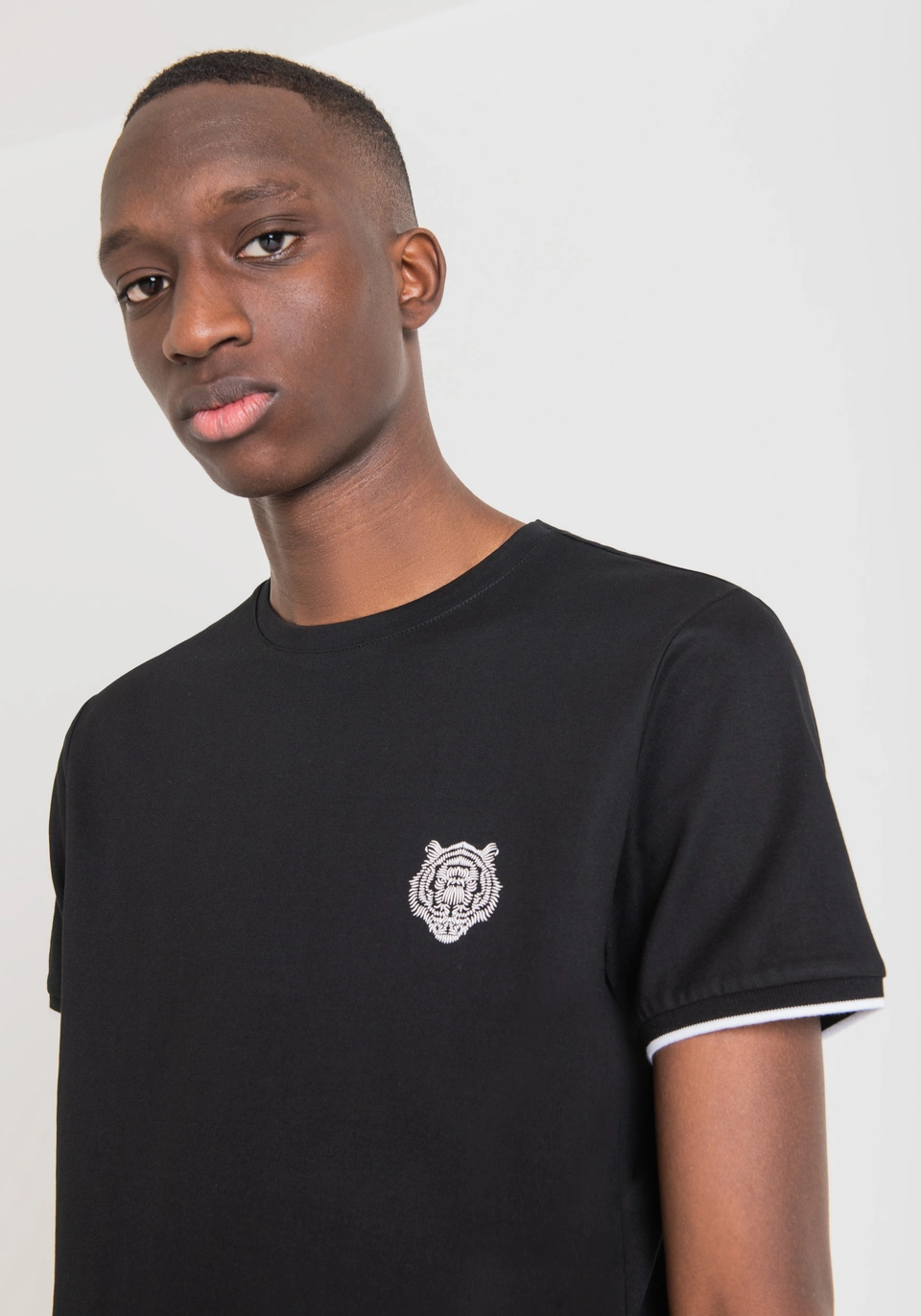 Antony Morato T-SHIRT SLIM FIT AUS REINER BAUMWOLLE MIT Tiger Print in schwarz Antony Morato T-SHIRT SLIM FIT AUS REINER BAUMWOLLE MIT Tiger Print in schwarz