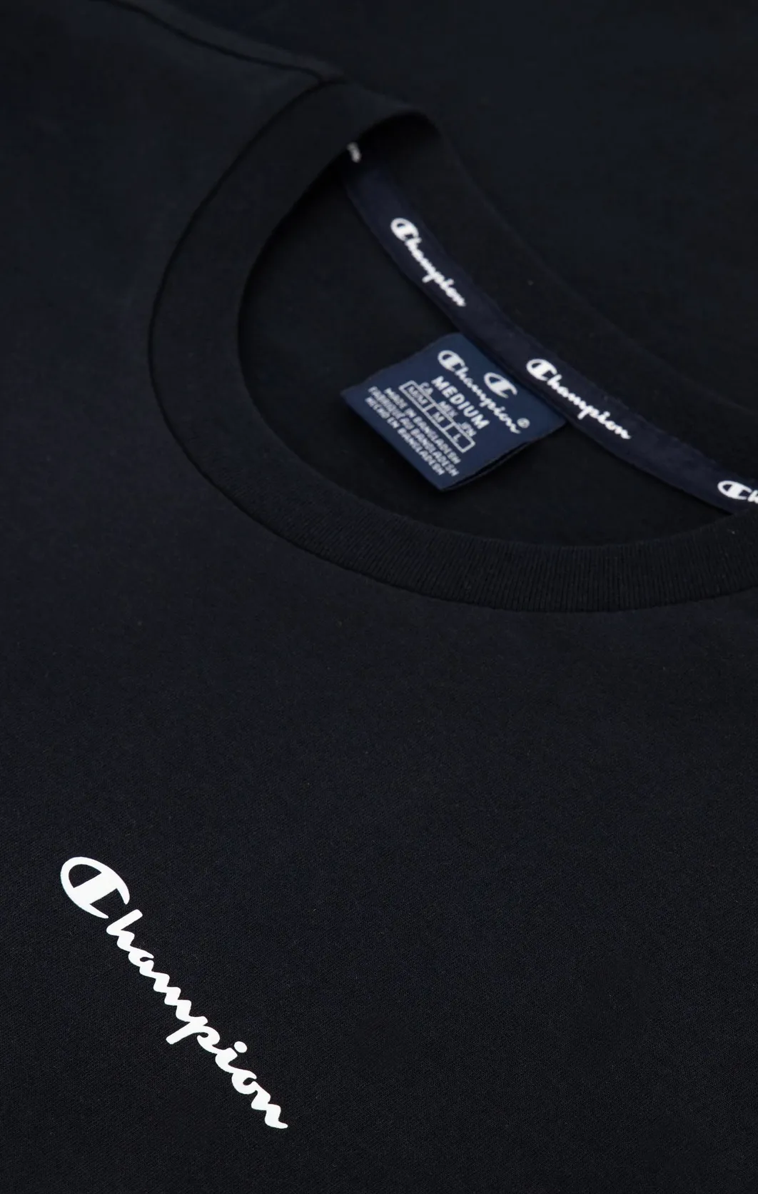Champion  Leichtes Baumwoll-T-Shirt mit kleinem Logo-Schriftzug in schwarz