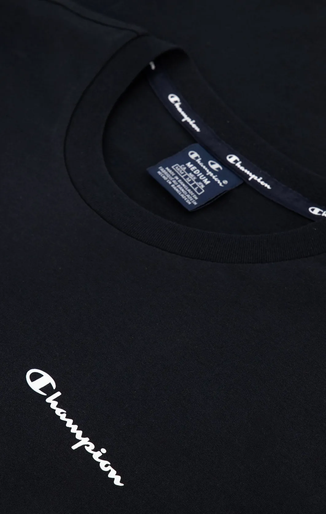 Champion Leichtes Baumwoll-T-Shirt mit kleinem Logo-Schriftzug in schwarz Champion Leichtes Baumwoll-T-Shirt mit kleinem Logo-Schriftzug in schwarz