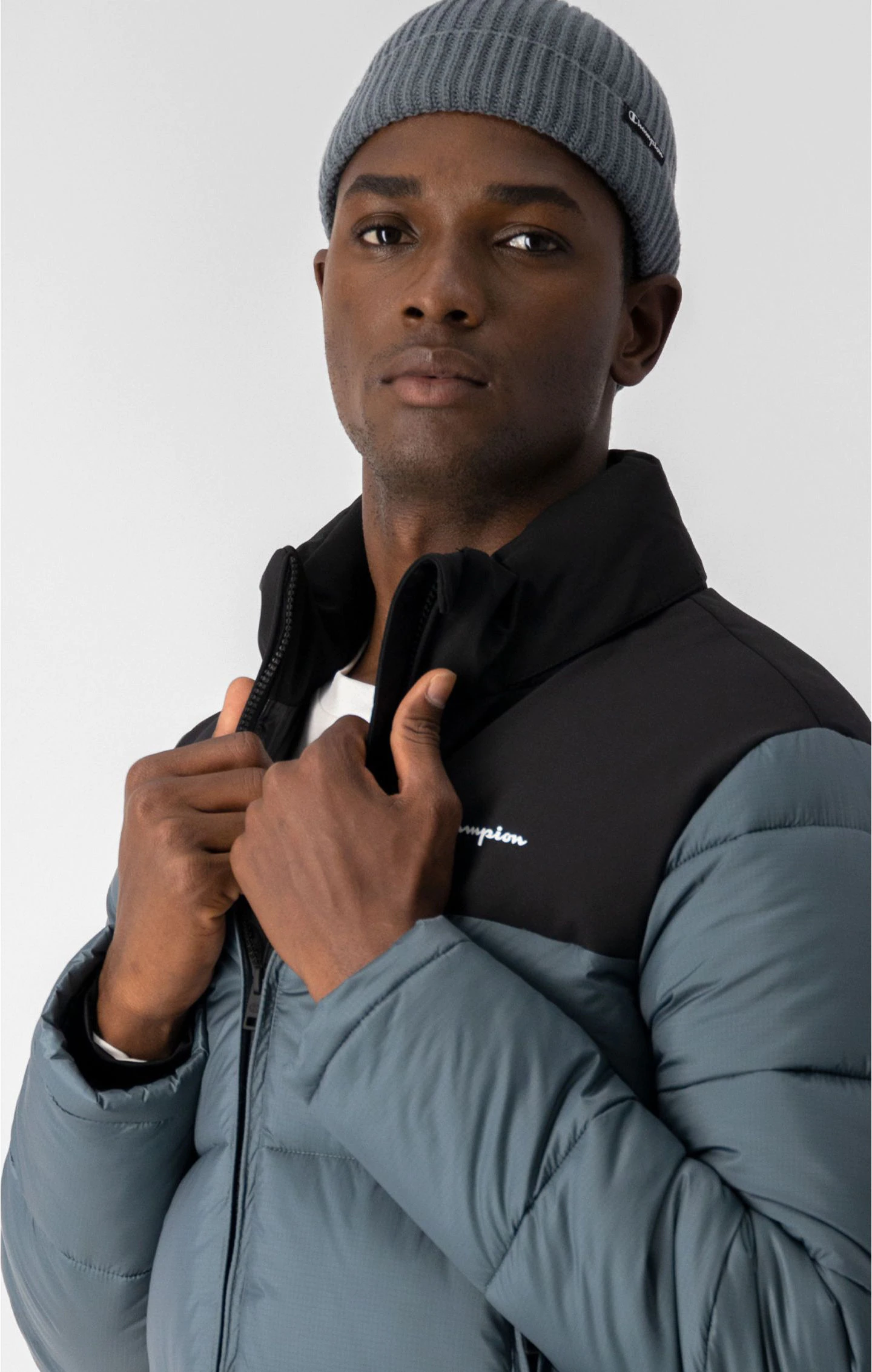 Champion Legacy Beaniemütze Strick mit Champion-Logo in grau Champion Legacy Beaniemütze Strick mit Champion-Logo in grau