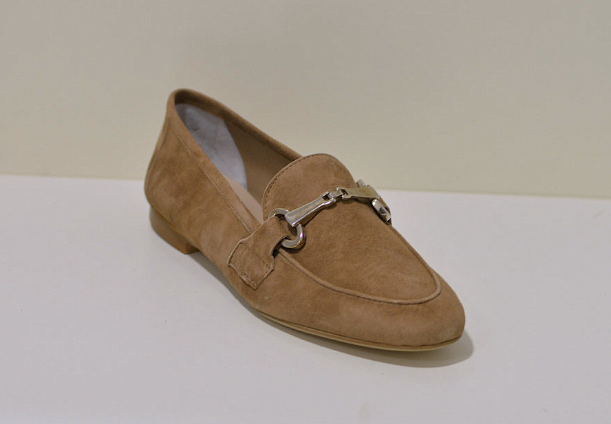 Gianluca Pisati Nilde Loafer mit Horsebit-Detail aus feinstem Wildleder in beige Slipper mit Spange