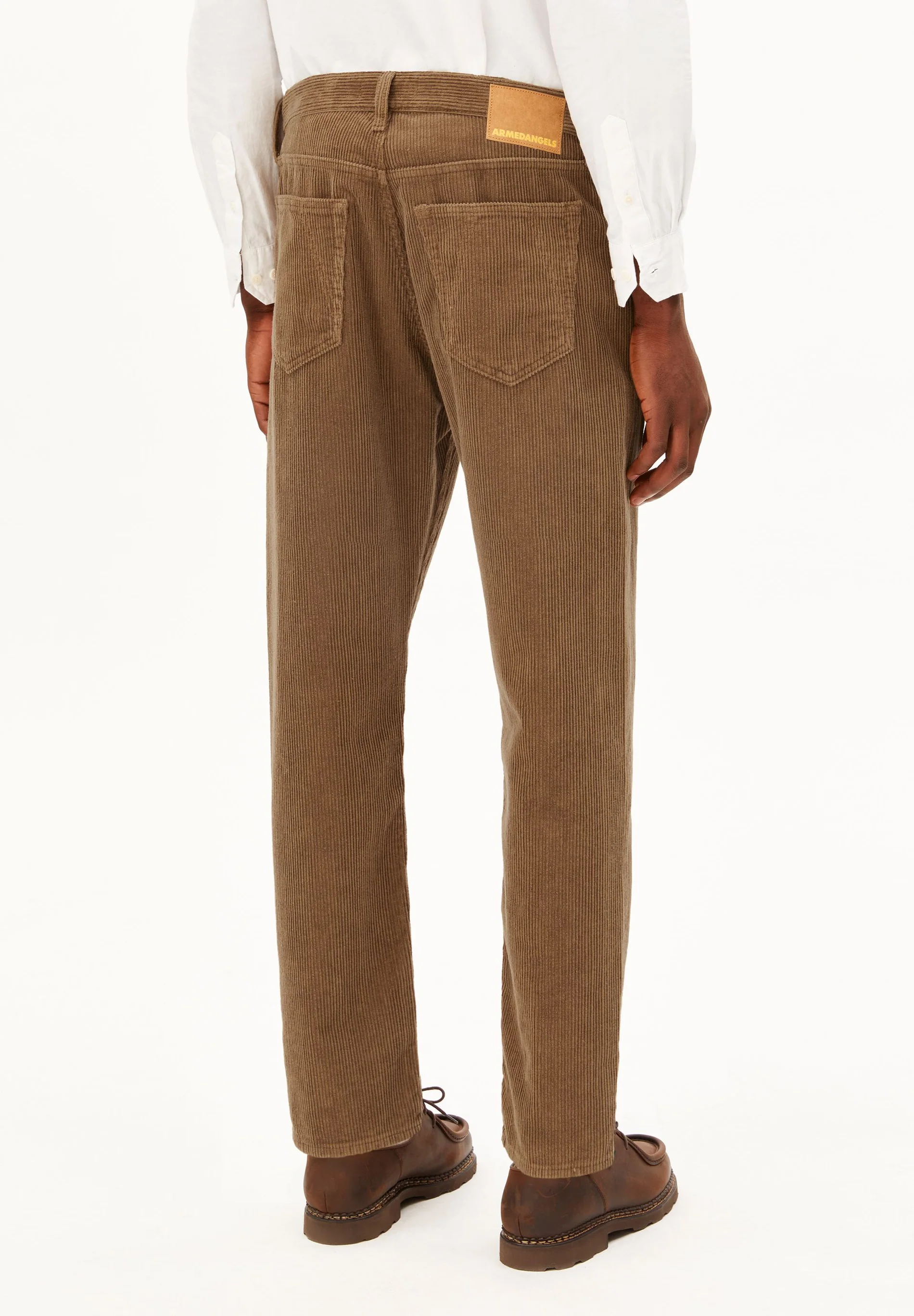 Armedangels MAAKX CORDHOSE aus 100% Bio-Baumwolle in amberwood