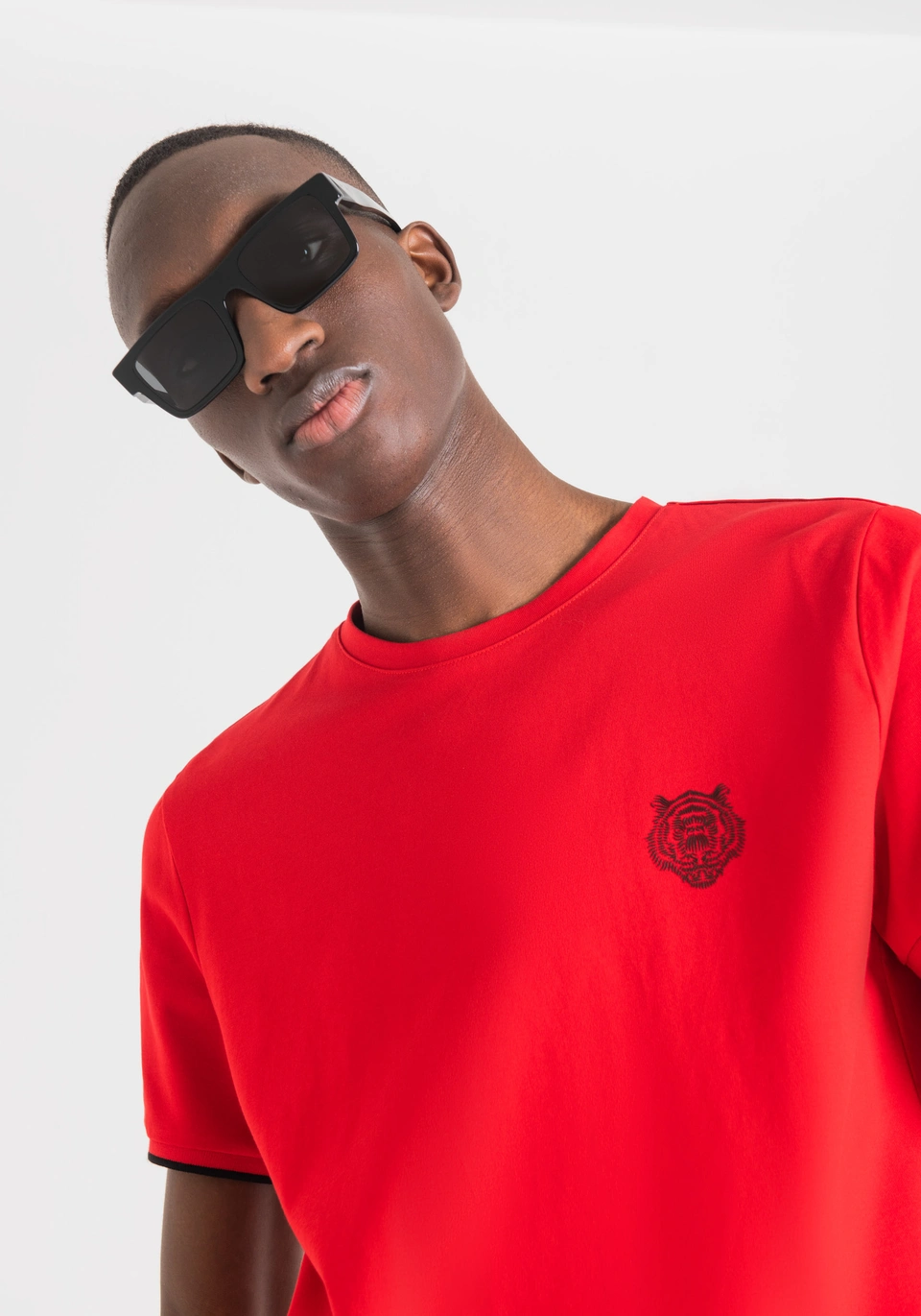 Antony Morato T-SHIRT SLIM FIT AUS REINER BAUMWOLLE MIT Tiger Print in rot Antony Morato T-SHIRT SLIM FIT AUS REINER BAUMWOLLE MIT Tiger Print in rot