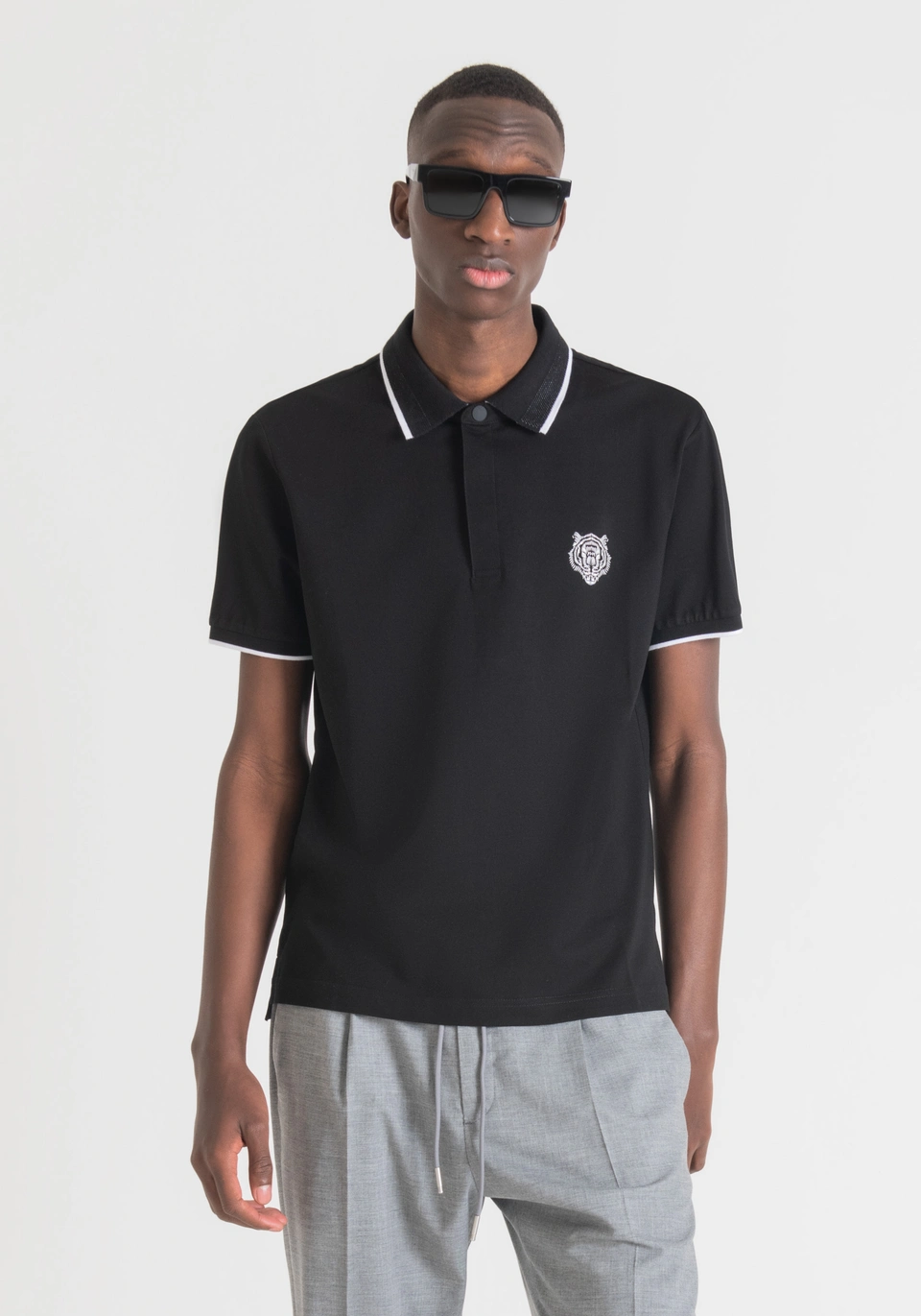 Antony Morato POLOSHIRT SLIM FIT AUS PIKEE MIT TIGER-PRINT in schwarz 