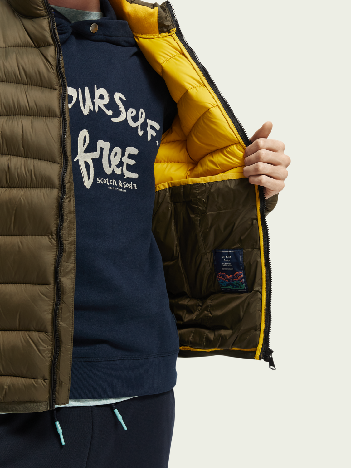 Scotch&Soda Kurze wasserabweisende Steppjacke in Military / Gelb Scotch&Soda Kurze wasserabweisende Steppjacke in Military / Gelb
