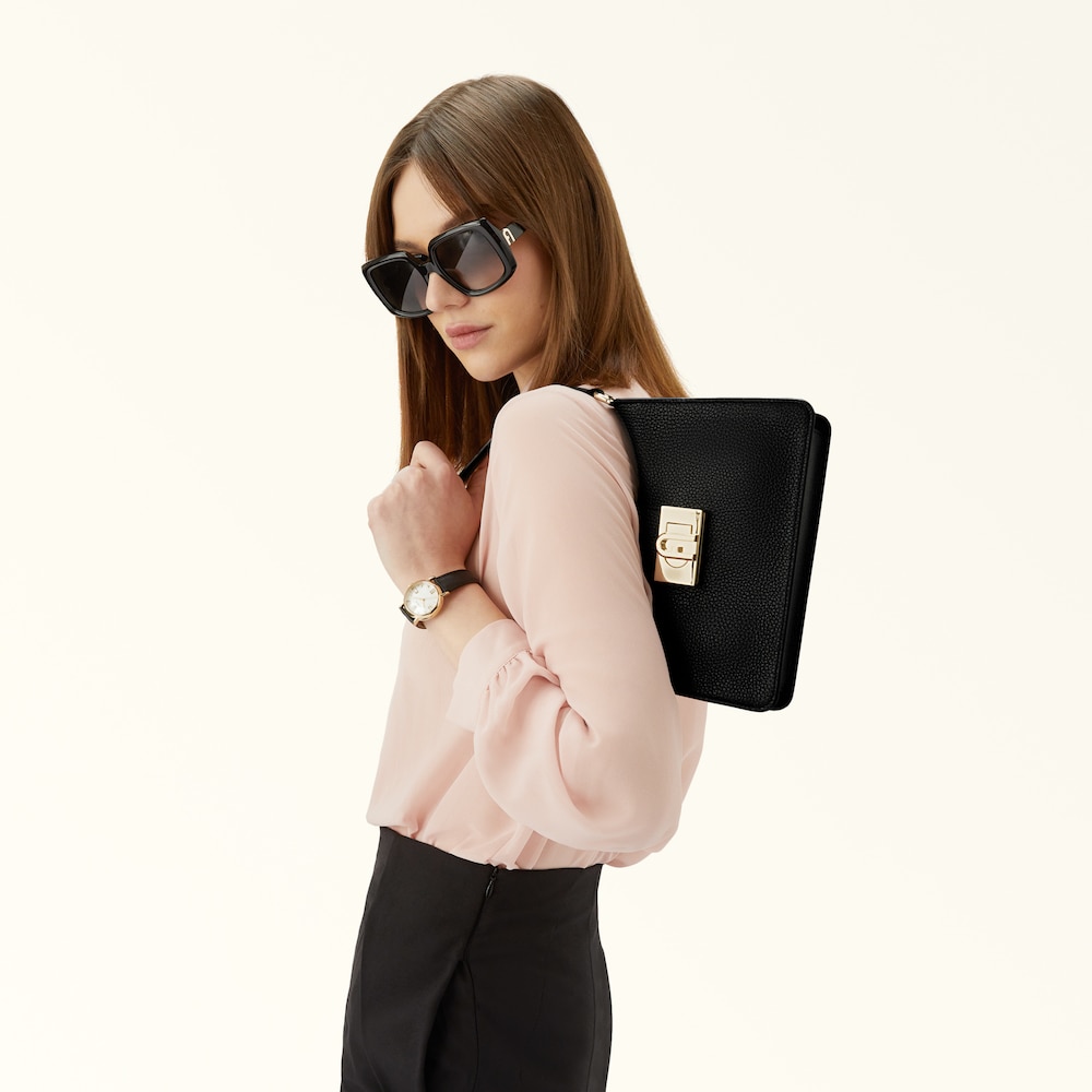 Furla 1927 Schultertasche aus genarbten Kalbsleder in schwarz Furla 1927 Schultertasche aus genarbten Kalbsleder in schwarz