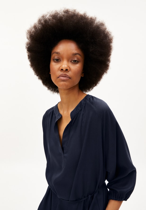 Armedangels MADITHAA Webkleid Oversized Fit aus TENCEL™ Lyocell in blaua Armedangels MADITHAA Webkleid Oversized Fit aus TENCEL™ Lyocell in blaua