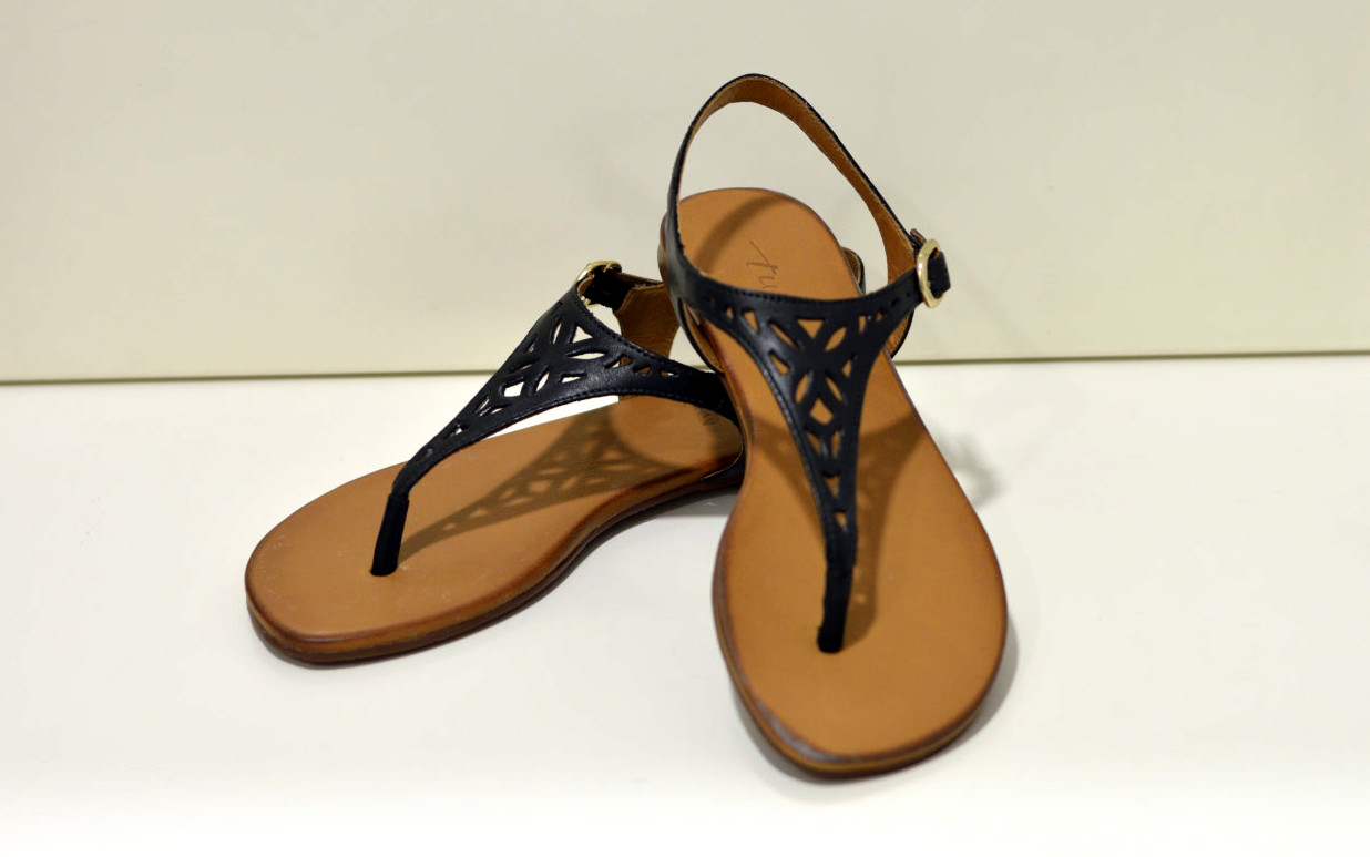   Tube Zehensandalen mit Riemchen aus Leder in schwarz mit Lochmuster