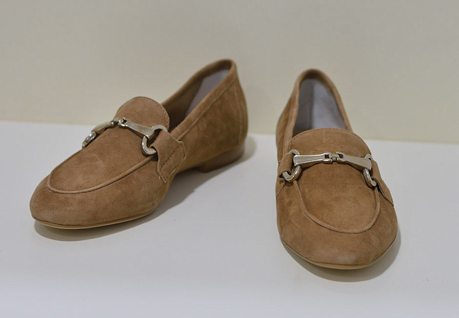 Gianluca Pisati Nilde Loafer mit Horsebit-Detail aus feinstem Wildleder in beige Slipper mit Spange