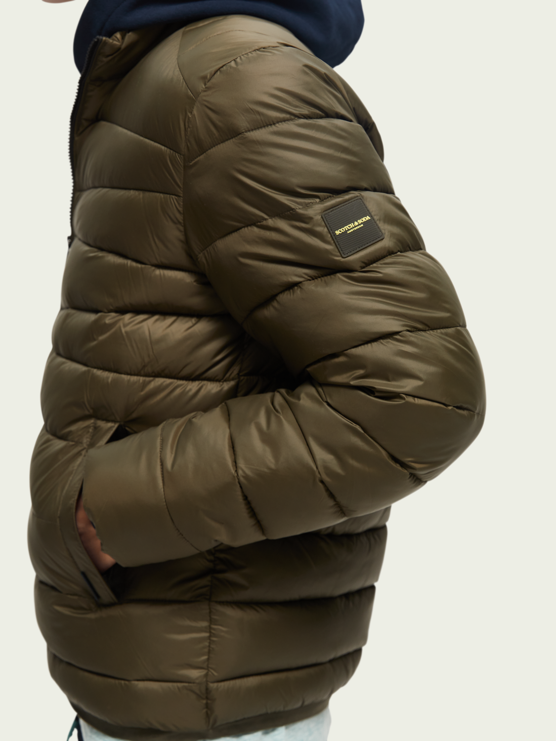 Scotch&Soda Kurze wasserabweisende Steppjacke in Military / Gelb Scotch&Soda Kurze wasserabweisende Steppjacke in Military / Gelb
