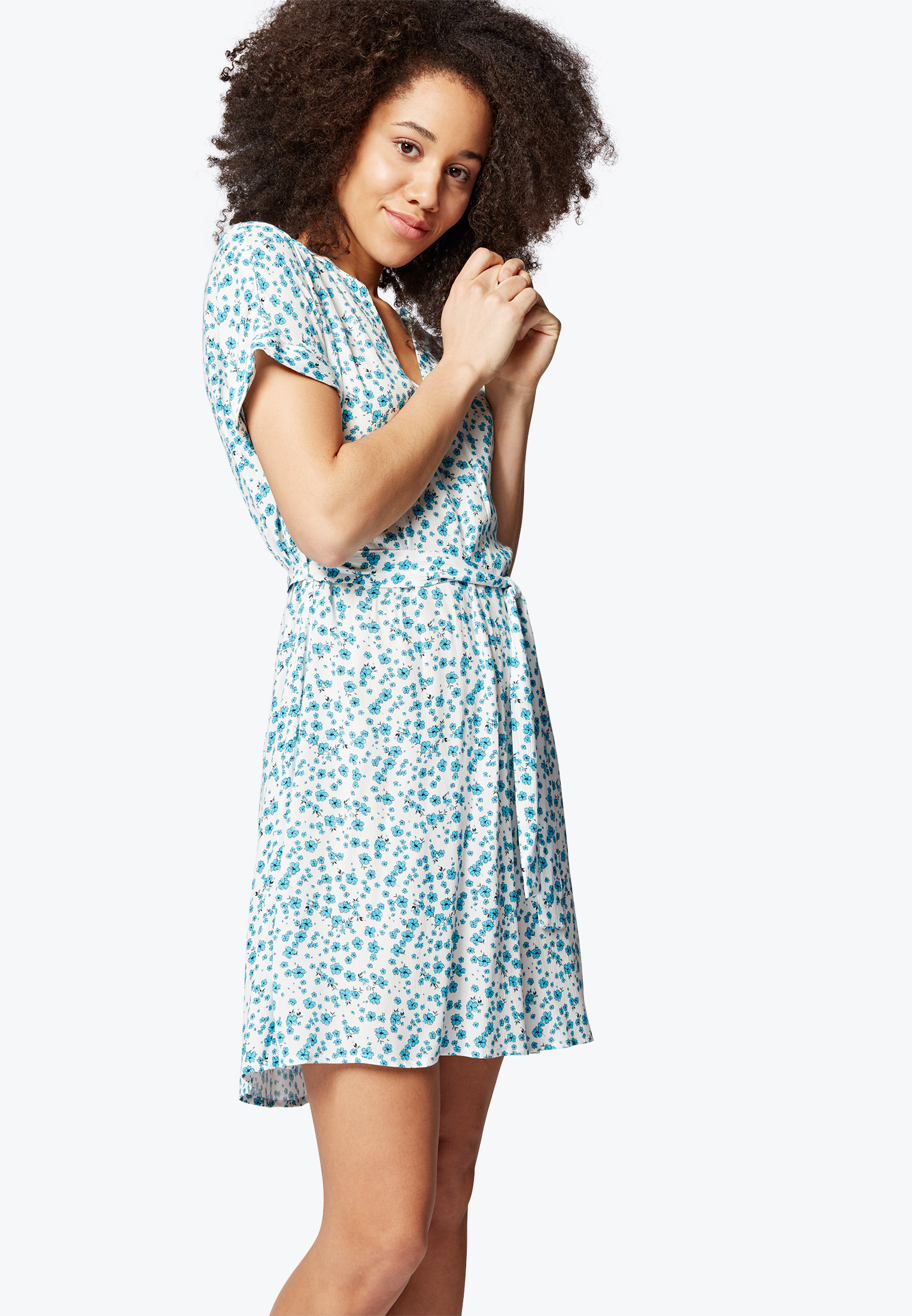 Mavi Kurzes Kleid mit Blumenmuster in blau Mavi Kurzes Kleid mit Blumenmuster in blau