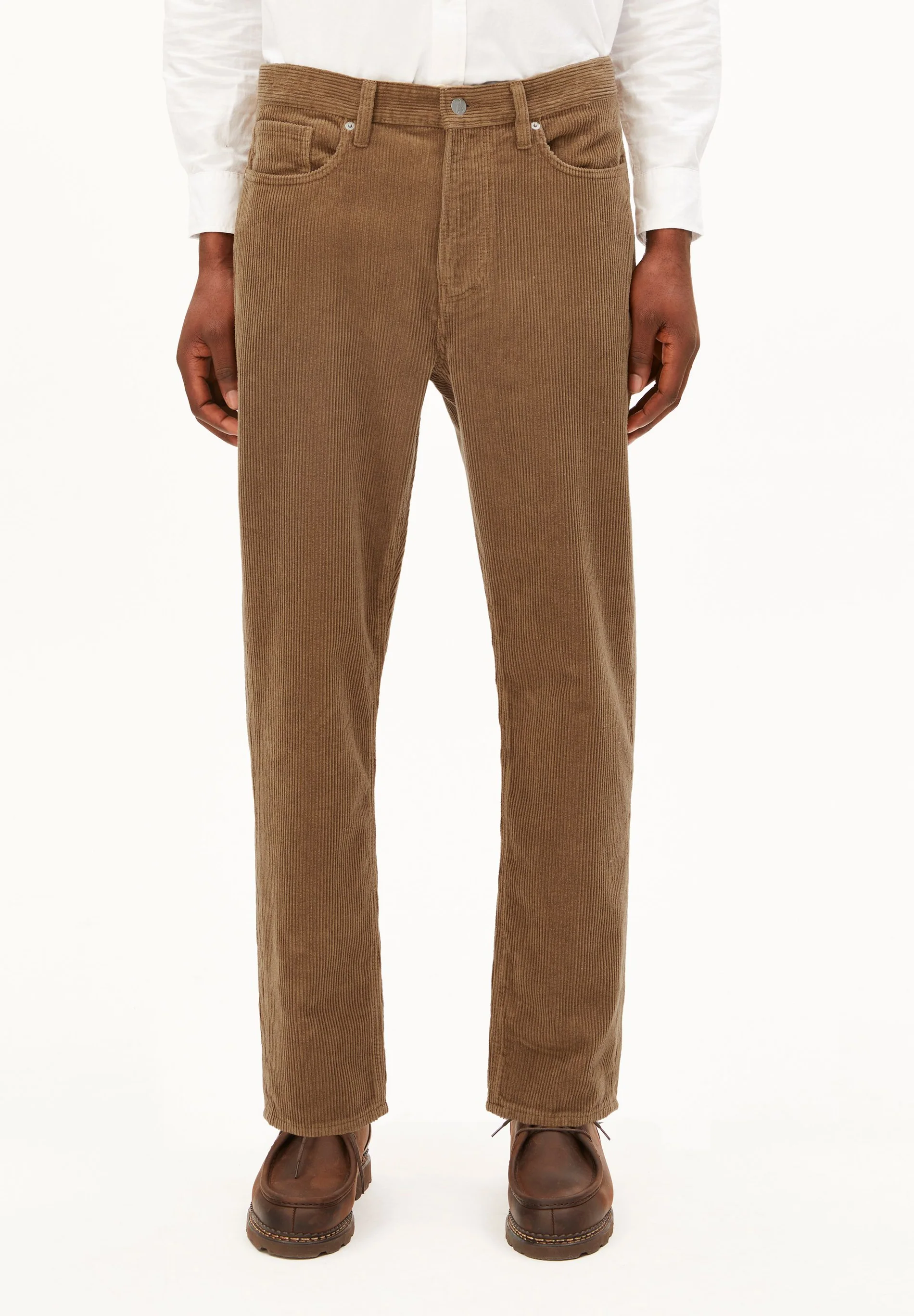 Armedangels MAAKX CORDHOSE aus 100% Bio-Baumwolle in amberwood