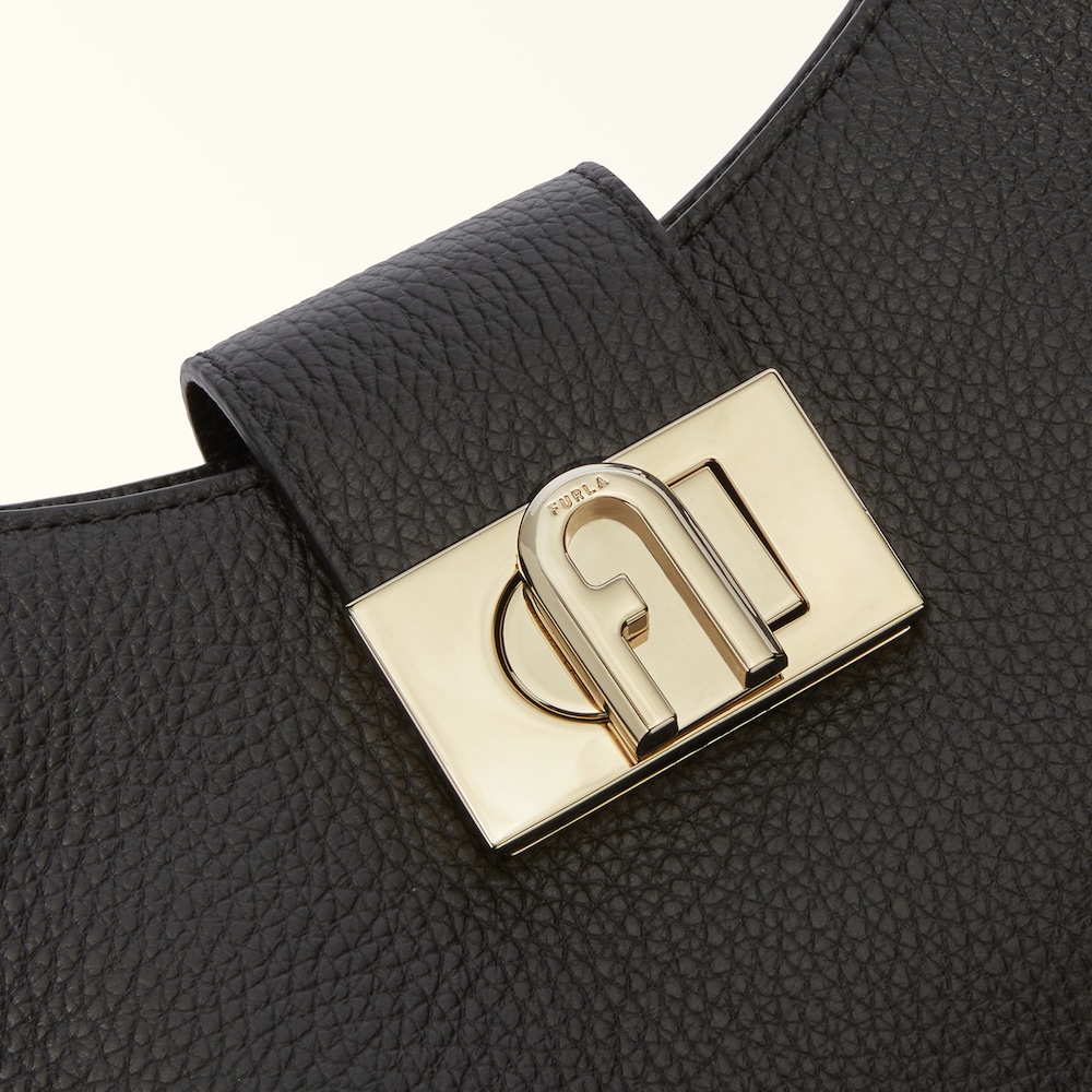 Furla 1927 Schultertasche aus genarbten Kalbsleder in schwarz Furla 1927 Schultertasche aus genarbten Kalbsleder in schwarz