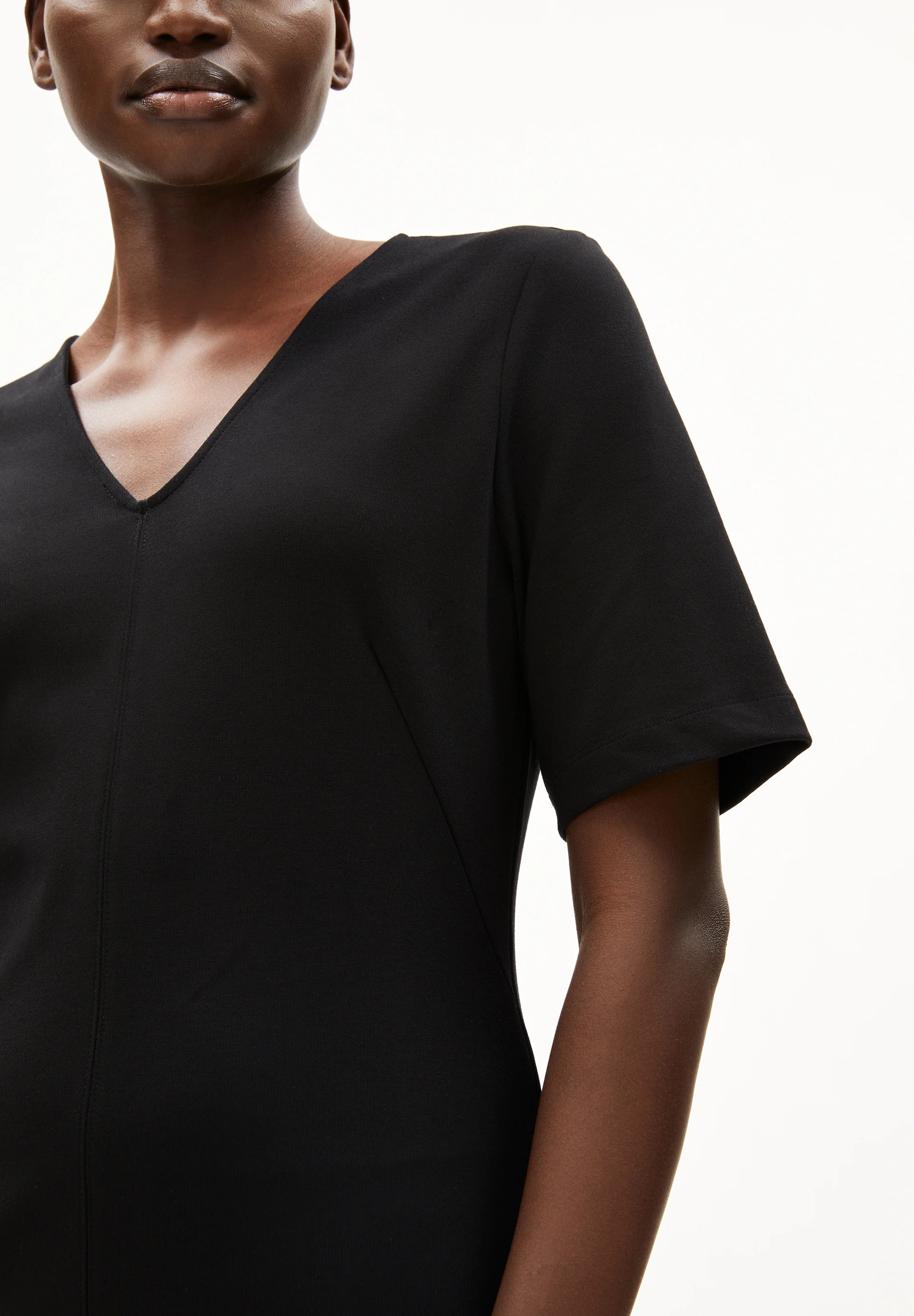 Armedangels LESJAA Jerseykleid aus LENZING™ ECOVERO™ Viskose Mix in schwarz Armedangels LESJAA Jerseykleid aus LENZING™ ECOVERO™ Viskose Mix in schwarz