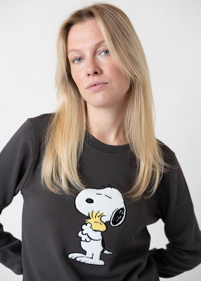 Bavarian Caps - HS64-3 Unisex Sweater "Peanuts Snoopy kuschelt " - dunkelgrau