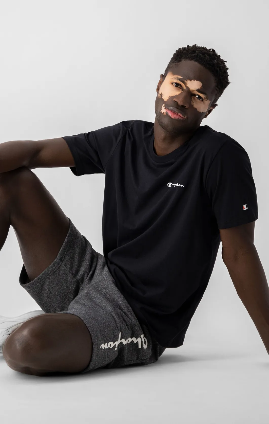 Champion Leichtes Baumwoll-T-Shirt mit kleinem Logo-Schriftzug in schwarz Champion Leichtes Baumwoll-T-Shirt mit kleinem Logo-Schriftzug in schwarz