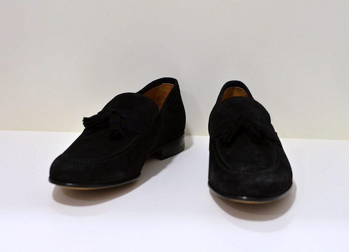 Berwick 1707 Tassel Loafer aus geöltem Wildleder mit genähter Ledersohle  in schwarz 