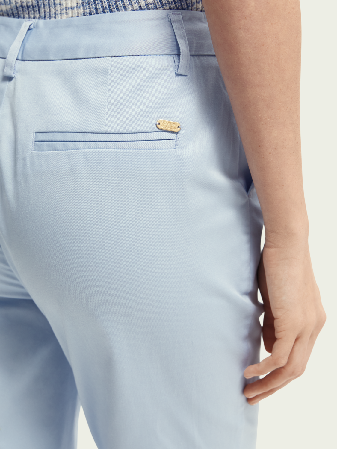 Scotch&Soda Bell Slim Fit Chino aus merzerisierter Bio-Baumwolle in Sky Blue Scotch&Soda Bell Slim Fit Chino aus merzerisierter Bio-Baumwolle in Sky Blue